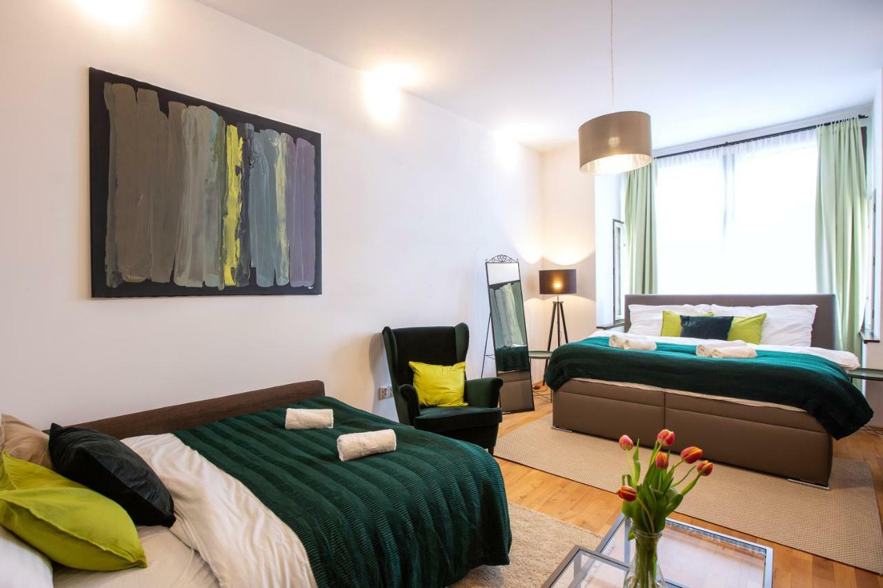 Hradec Králové Modern Family Apt. With Central Square Entrance מראה חיצוני תמונה